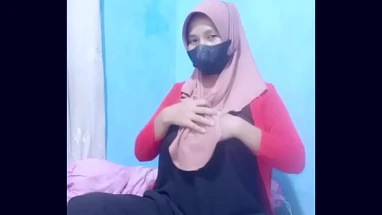 Indonesian Hijab girl colmek masturbates using a dildo until orgasm
