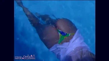 Slutty bimbo gets it on by the poolside